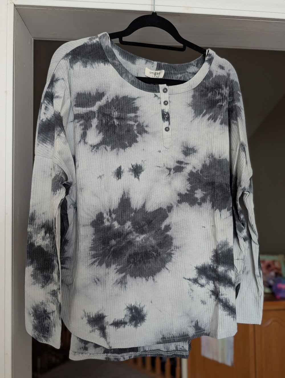 Umgee Gray & Black Tie-Dye Ribbed Button-Front Top, L